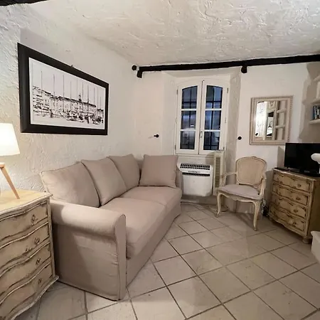 Апартаменти Cozy 2 Steps From The Beach - Sea Access