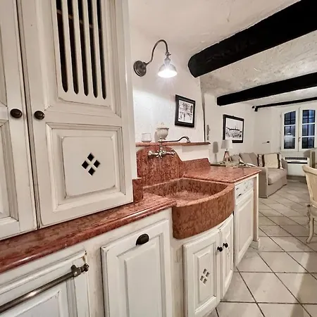 Апартаменти Cozy 2 Steps From The Beach - Sea Access