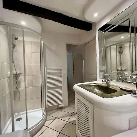 Апартаменти Cozy 2 Steps From The Beach - Sea Access